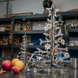 Vianočné dekorácie vyrobené doma - kovový vianočný stromček