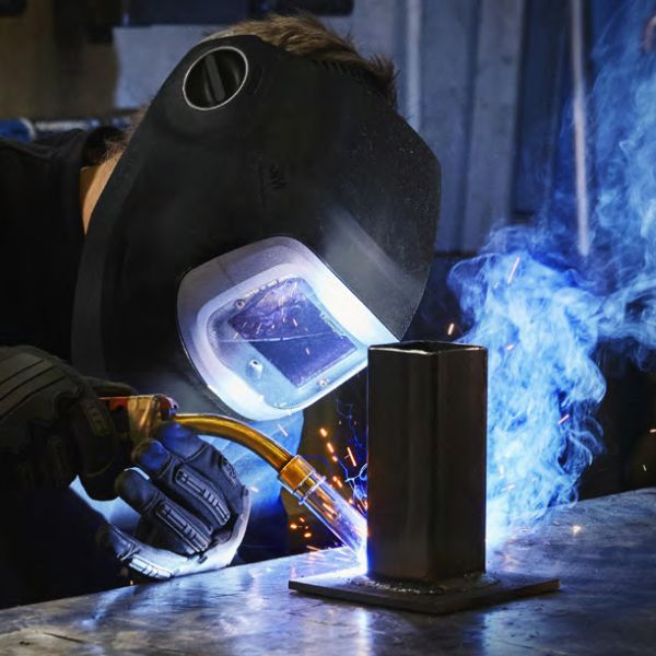 Cenově dostupná svářečská kukla 3M Speedglas G5-03 E při svařování MIG/MAG