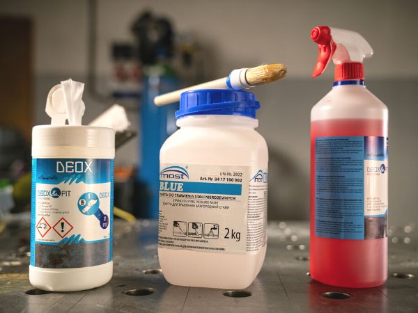Obrúsky a sprej DEOX a FIT a moriaca pasta MOST Blue so štetcom na chemické čistenie