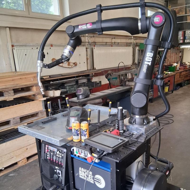 Zváracie pracovisko v dielni s kolaboratívnym robotom