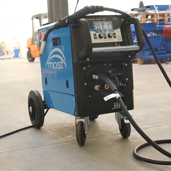 profesionálna 400V zváračka v kovovýrobe